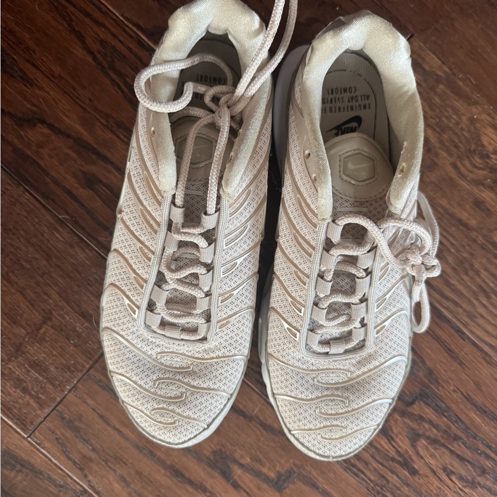 Nike Air Max Plus Premium in Sand - Picture 3 of 5
